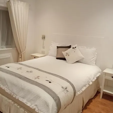 לינה וארוחת בוקר Hayes House קיל איירן